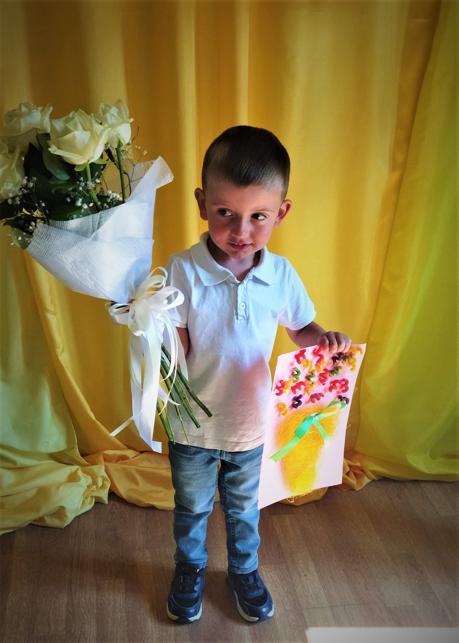 chłopiec z kwiatami