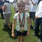 dziewczynka z medalami