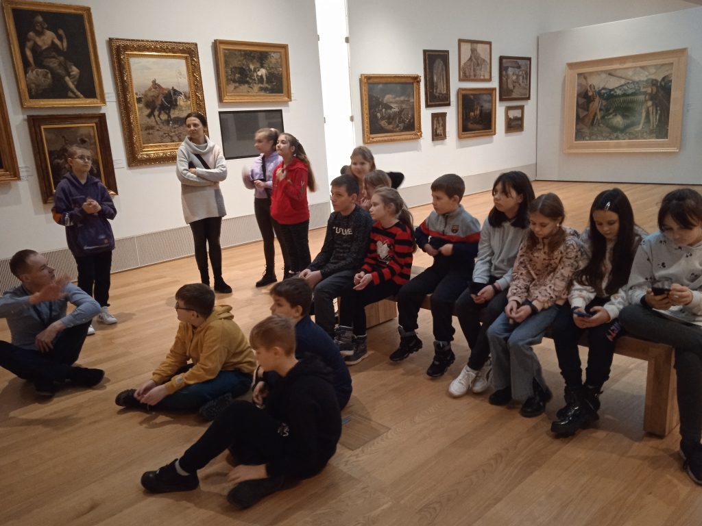 Dzieci zwiedzają galerię sztuki zdobniczej i malarstwa europejskiego od XVI do XX w., historię uzbrojenia i malarstwo batalistyczne, aż do sztuki ludowej naszego regionu