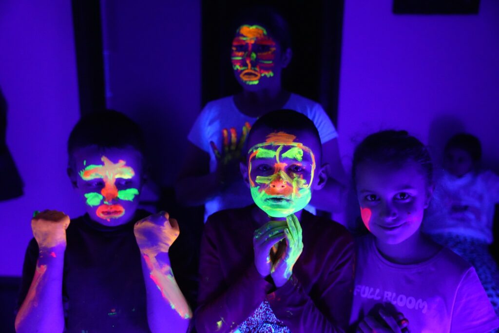 DZIAŁAMY JUŻ OD PIERWSZEGO DNIA FERII FARBY ŚWIECĄCE W CIEMNOŚCI