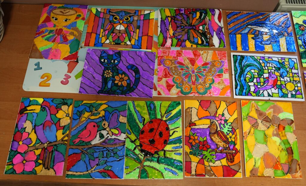 ✨ DRUGIE SPOTKANIE W LETNIEJ PRACOWNI TWÓRCZEJ – WARSZTATY WITRAŻU PEŁNE KOLORU! 🎨🔷🌟