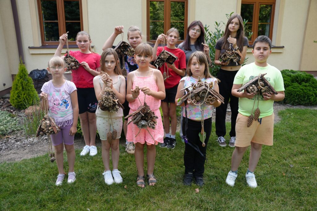 🌿🐝 Pierwsze spotkanie w Letniej Pracowni Twórczej – hoteliki dla owadów gotowe! 🎨✨