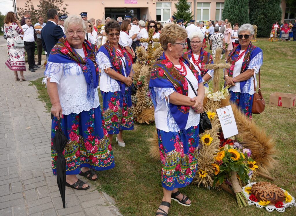 DOŻYNKI GMINNO-PARAFIALNE W KRZAKU | 📸 Część I –  KOROWÓD I WEJŚCIE NA PLAC