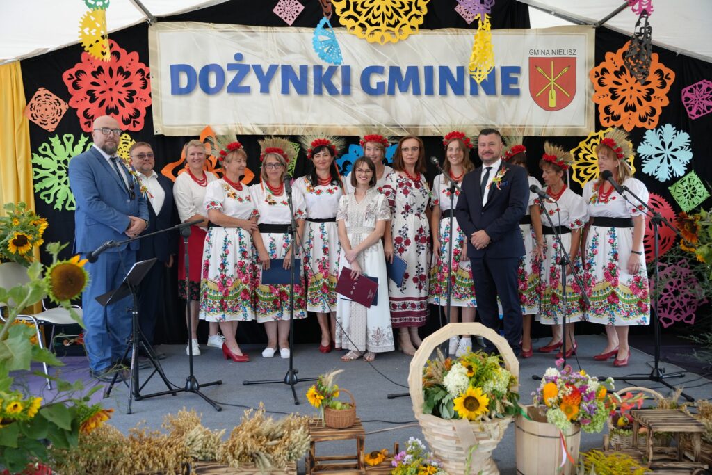 DOŻYNKI GMINNO-PARAFIALNE W KRZAKU | 📸 Część IV – WYSTĘPY ARTYSTYCZNE, POTAŃCÓWKA I BIESIADA. SCENA PEŁNA MUZYKI I TAŃCA