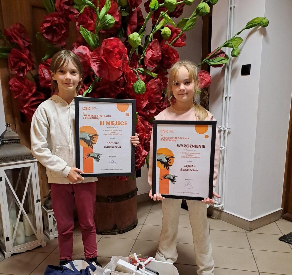 🎨✨ SUKCES KORNELII I JAGODY W KONKURSIE PLASTYCZNYM „ŻURAW – SKRZYDŁA WYOBRAŹNI”! ✨🎨
