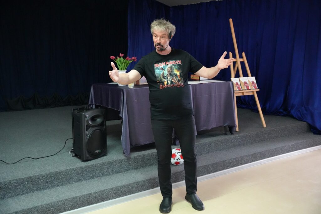 🎭📖 POEZJA I TEATR – RECITAL PIOTRA PILARSKIEGO