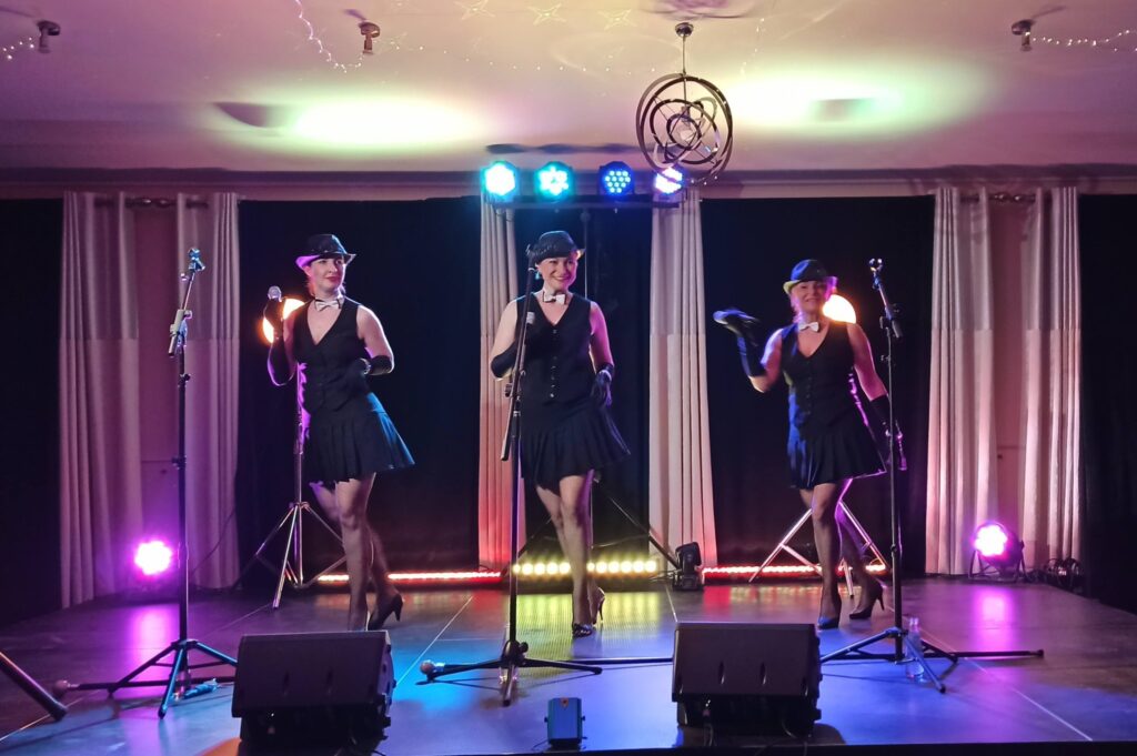 Zespół Gdzie diabeł nie może zaśpiewał dzisiaj dla Pań z Gminy Nielisz.🎶 Wszystkiego Najlepszego drogie Panie 🎀💐🌷🌺🥀🙂