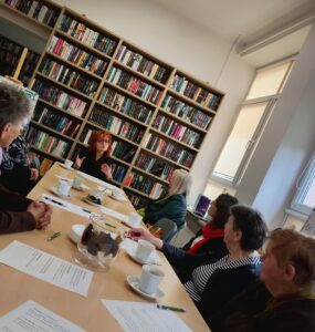 Seniorki z GOK w bibliotece