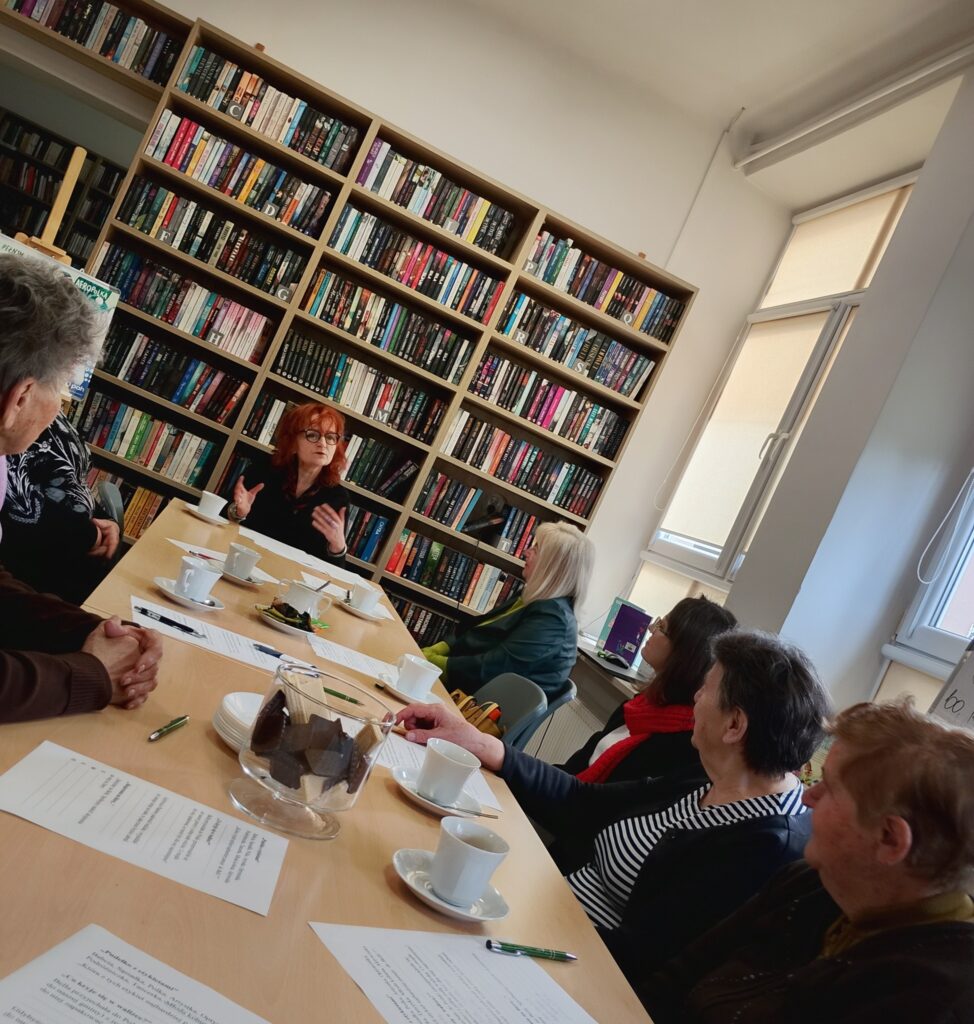 Seniorki z GOK w bibliotece