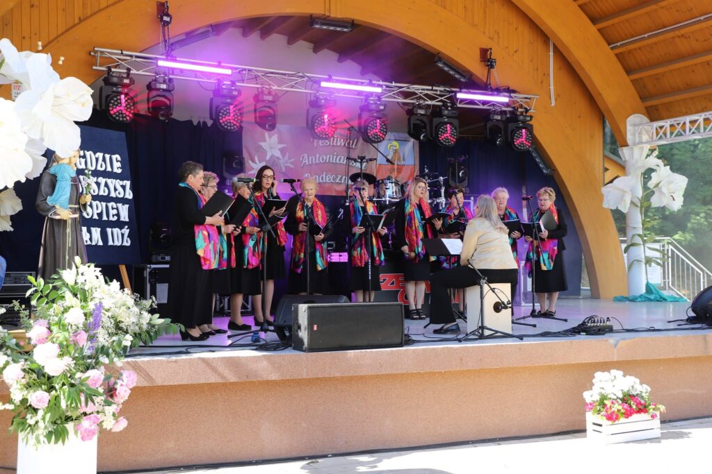 W niedzielę 14 czerwca zespół 💐 Ale Fajnie 💐 wystąpił w Radecznicy podczas VI Festiwalu Antoniańskiego.🙂 Serdecznie Gratulujemy Paniom występu