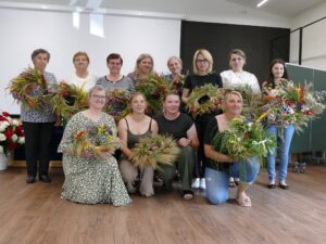 Nasze seniorki ze Stacji Krzak brały udział w warsztatach wicia wianków świętojańskich