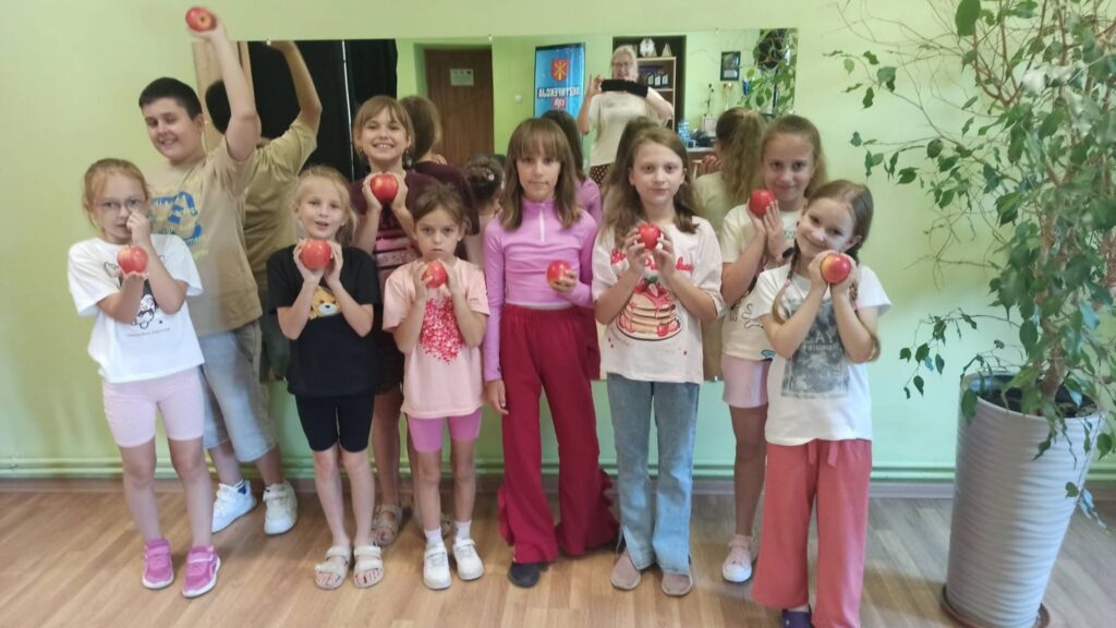 Wakacyjne warsztaty ,, CZERWONE JABŁUSZKO"