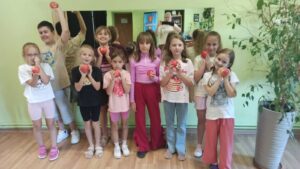 Wakacyjne warsztaty ,, CZERWONE JABŁUSZKO"